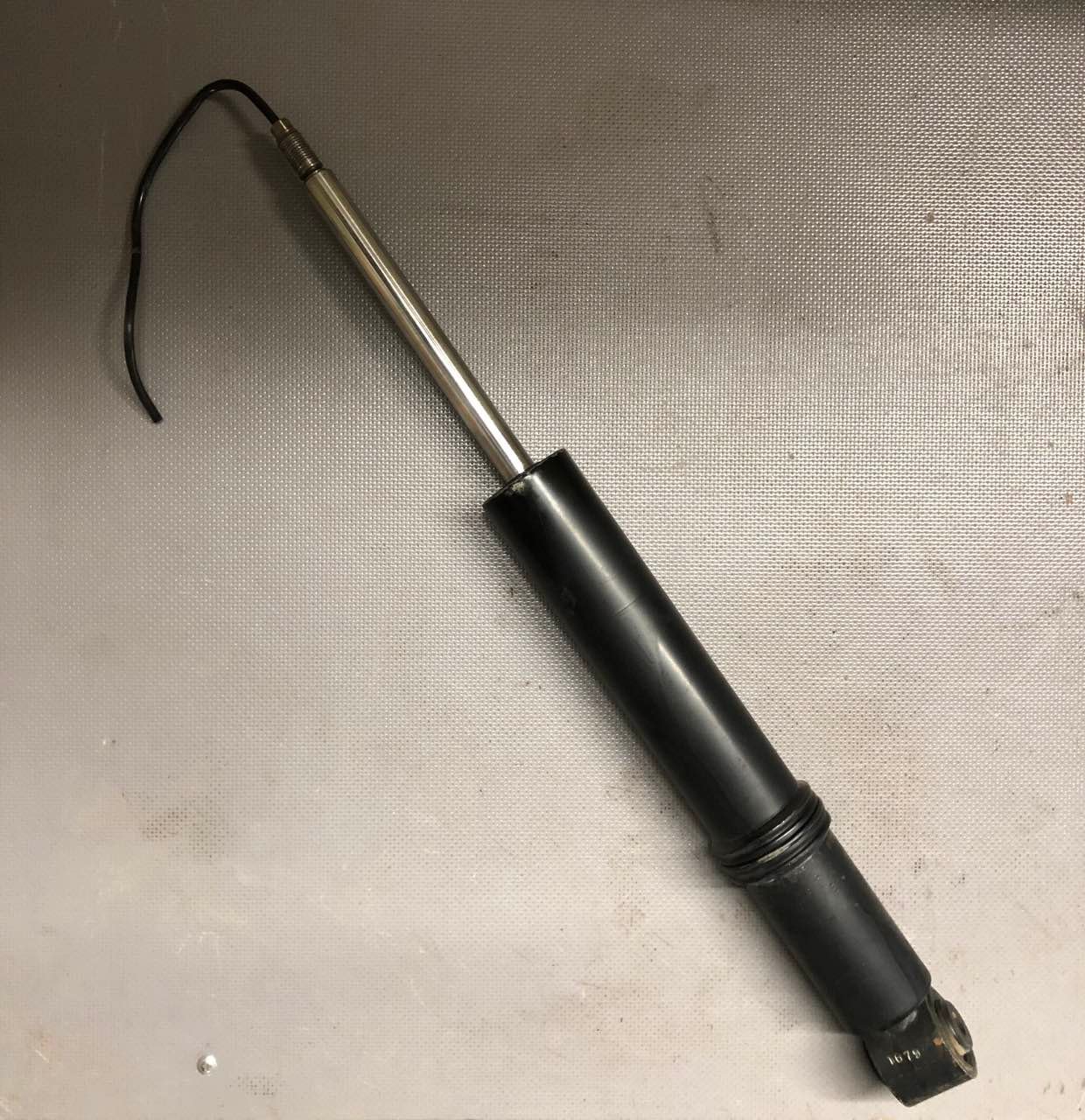 Volkswagen Touareg II 7P Amortizators (Galās/kreisā)